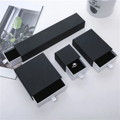 Tuščia auskarų dovanų dėžutė