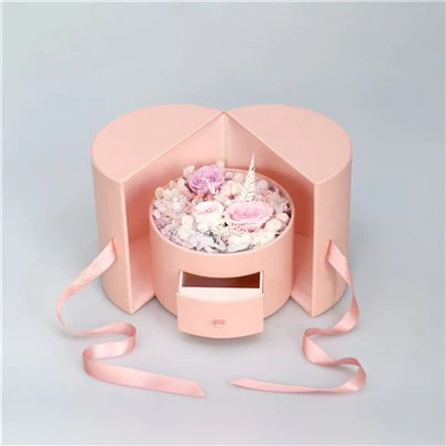 Dovanų dėžutė su džiovintomis gėlėmis